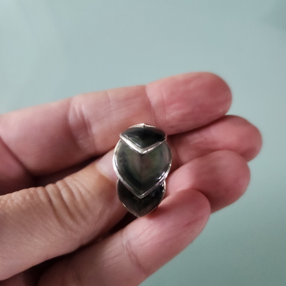 John Hardy Silver Ring with Iridescent Black Mother-of-Pearl - Picture 9 of 15